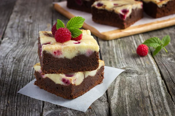 Raspberry cheesecake brownies — Stockfoto