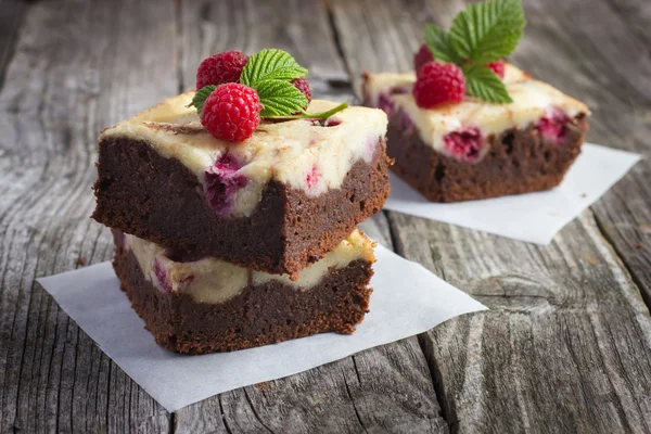 Raspberry cheesecake brownies — Stockfoto