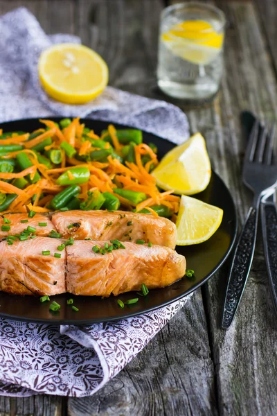 Salmão com feijão verde e cenoura — Fotografia de Stock