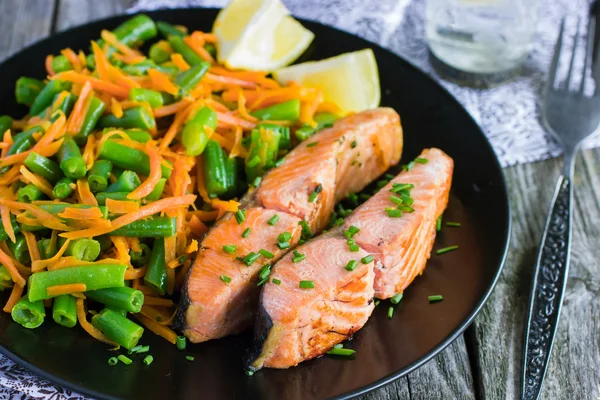 Salmón con judías verdes y zanahoria — Foto de Stock