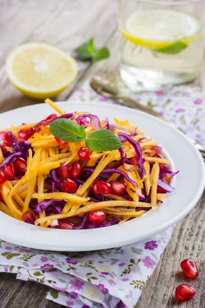 Insalata con zucca, mela e cavolo rosso — Foto Stock