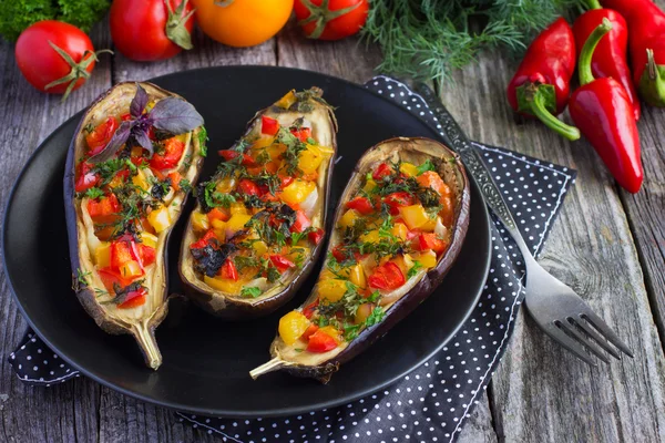 Gefüllte Auberginen mit gebratenem Gemüse — Stockfoto