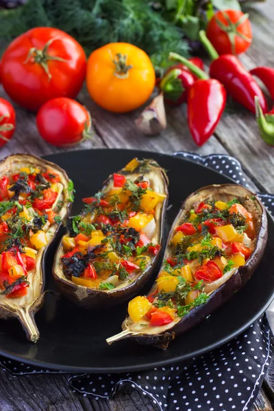 Stuffed eggplant with fried vegetables — Stock Photo, Image