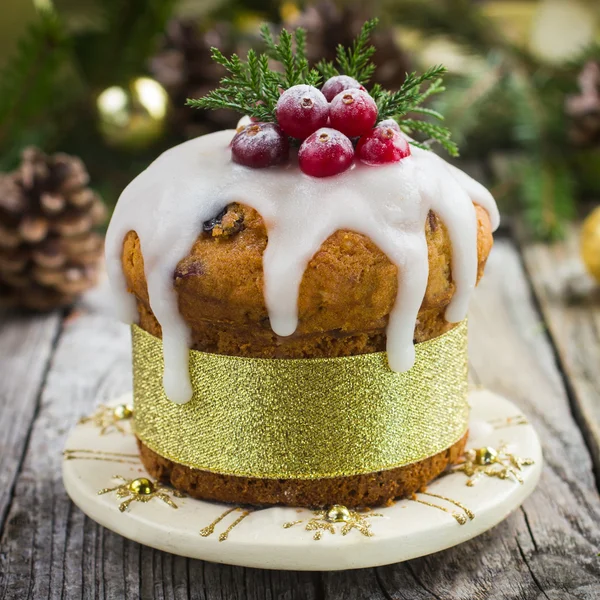 Weihnachten Obstkuchen mit Zuckerguss und Beeren dekoriert — Stockfoto
