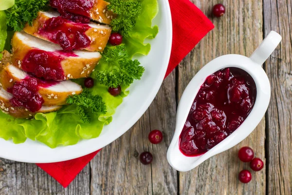 Gegrilde kippenborst met cranberry saus voor kerstdiner — Stockfoto