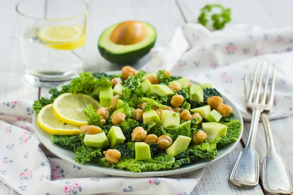 Salat mit Wirsing, Avocado und Kichererbsen — Stockfoto