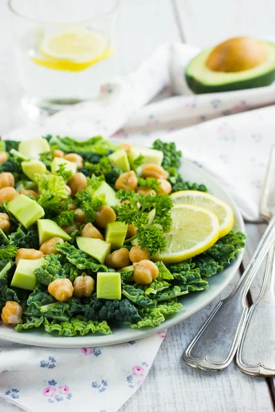 Ensalada con col de col, aguacate y garbanzos — Foto de Stock