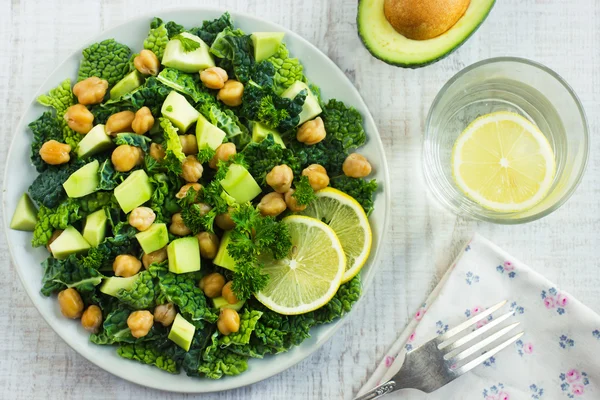 Ensalada con col de col, aguacate y garbanzos — Foto de Stock