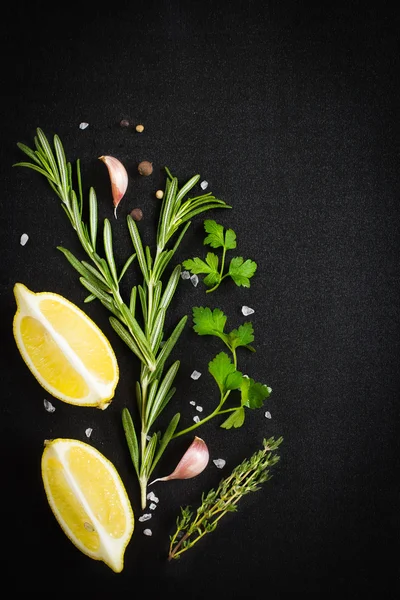 Schwarzer Hintergrund mit frischen aromatischen Kräutern und Gewürzen, Kopie — Stockfoto