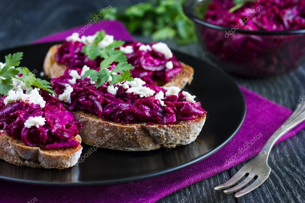 постные бутерброды. брускетта с сельдью. тост с моцареллой. бутеры со свеклой. бутерброды с селедкой.