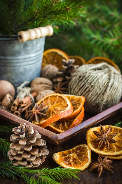 Karácsonyi dekoráció. Szárított narancs, pinecone és dió. — Stock Fotó