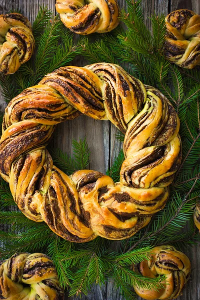 Corona de pan de azafrán y canela y bagles para Navidad — Foto de Stock