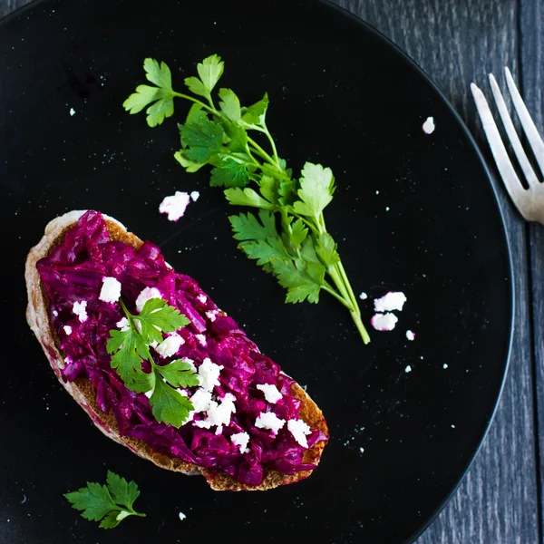 Bruschetta s červenou řepou a sýrem feta — Stock fotografie