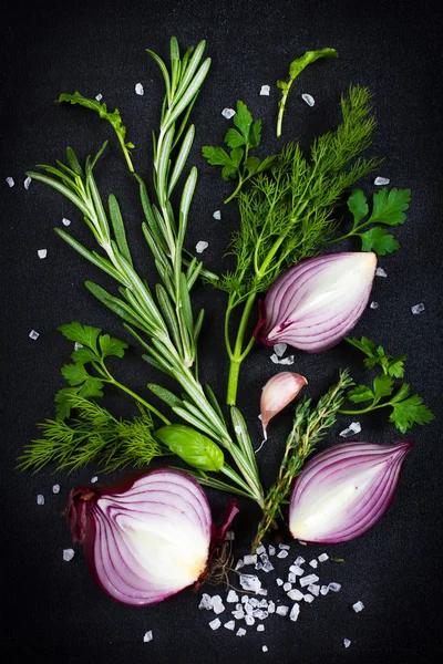 Fresh aromatic herbs with red onion, garlic and sea salt on a bl — Stock Photo, Image