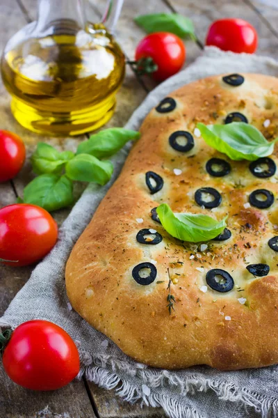 Pão focaccia italiano com azeitonas pretas — Fotografia de Stock