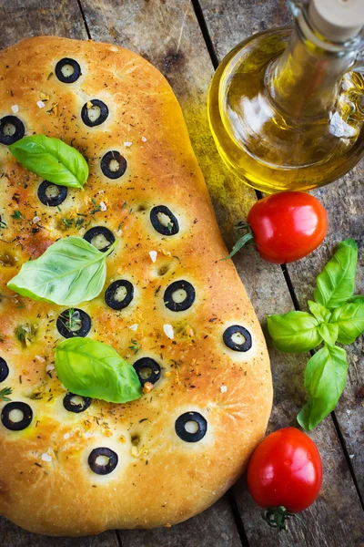 Pâine focaccia italiană cu măsline negre — Fotografie, imagine de stoc