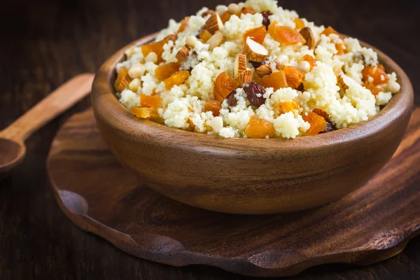 Couscous mit Trockenfrüchten und Nüssen — Stockfoto