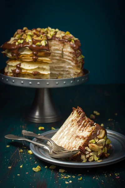 チョコレートとナッツ (パンケーキ) のクレープ ケーキ — ストック写真