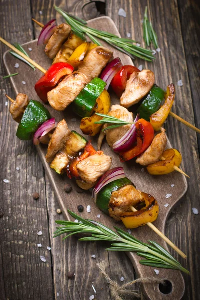 Grilled meat and vegetable kebabs — Stock Photo, Image