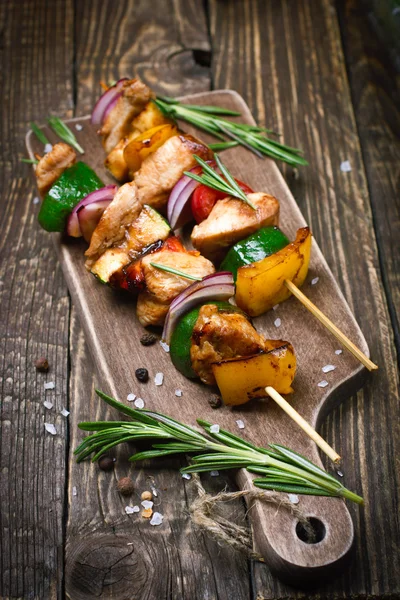 Carne a la parrilla y brochetas de verduras — Foto de Stock