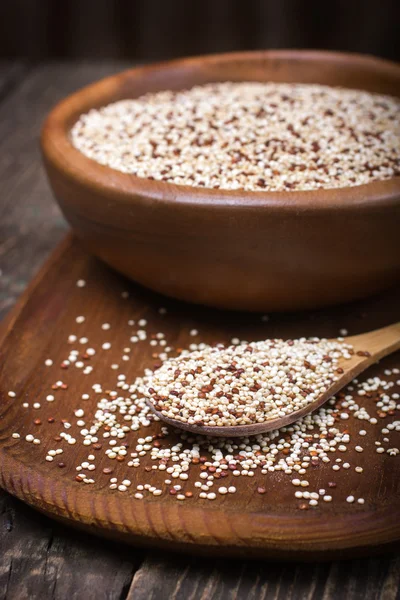 Organické quinoa zrno na rustikální pozadí — Stock fotografie