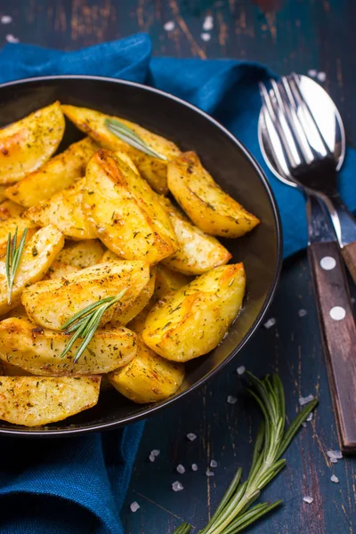 Oven Baked potatoes with herbs — Stock Photo, Image