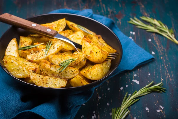 Oven Baked potatoes with herbs — Stock Photo, Image