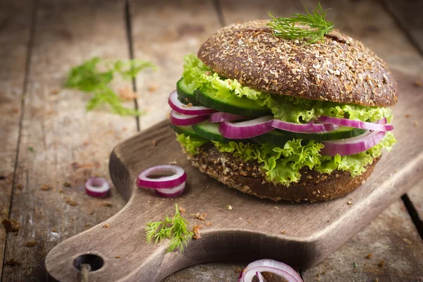 Vegan rye burger with fresh vegetables — Stock Photo, Image