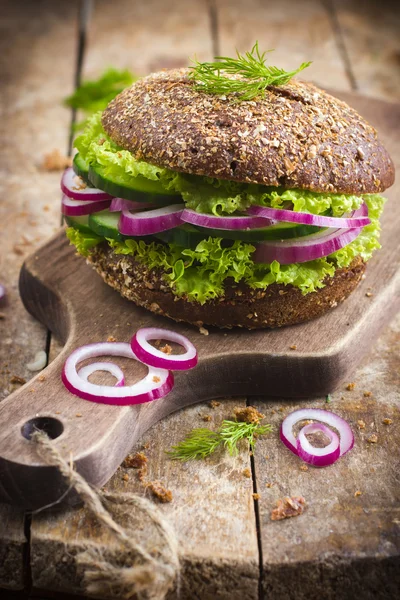 Vegan rye burger with fresh vegetables — Stock Photo, Image