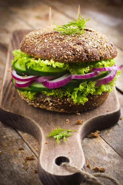Vegan rye burger with fresh vegetables — Stock Photo, Image