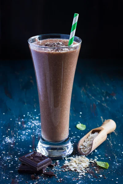 Batido de leche de chocolate con copos de avena — Foto de Stock