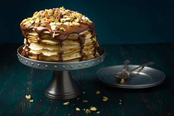 Crêpe cake met chocolade en noten — Stockfoto