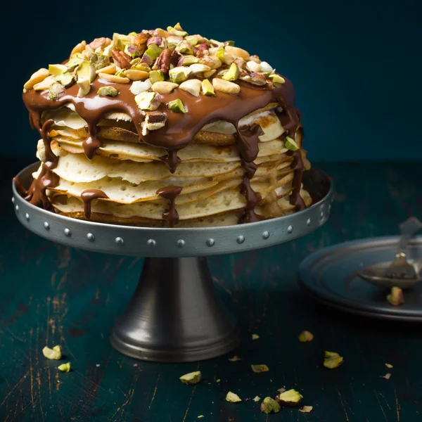 Krep dort s čokoládou a ořechy — Stock fotografie