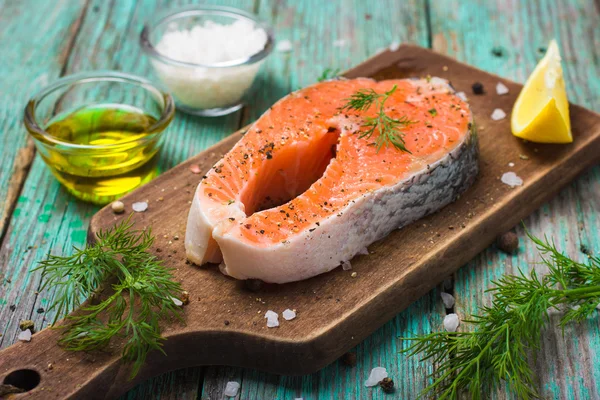 Fresh raw salmon steak with herbs and spices — Stock Photo, Image