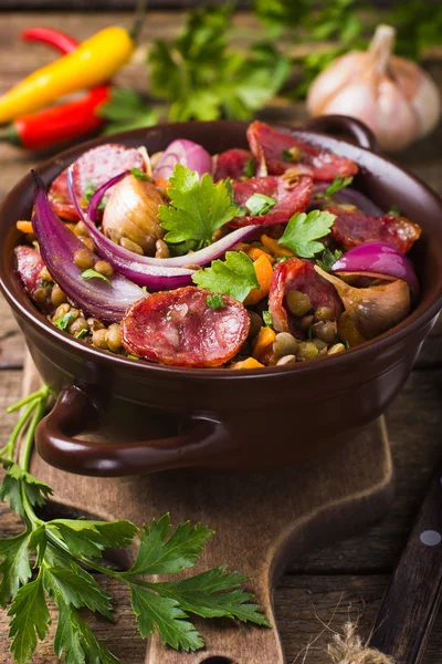 Чечевица с колбасой и овощами — стоковое фото