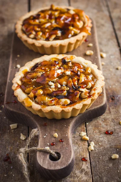 Tart with nuts and caramel — Stock Photo, Image