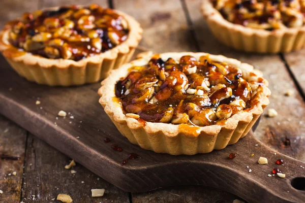 Tart with nuts and caramel — Stock Photo, Image