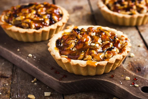 Crostata con noci e caramello — Foto Stock