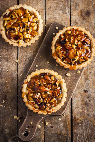 Crostata con noci e caramello — Foto Stock