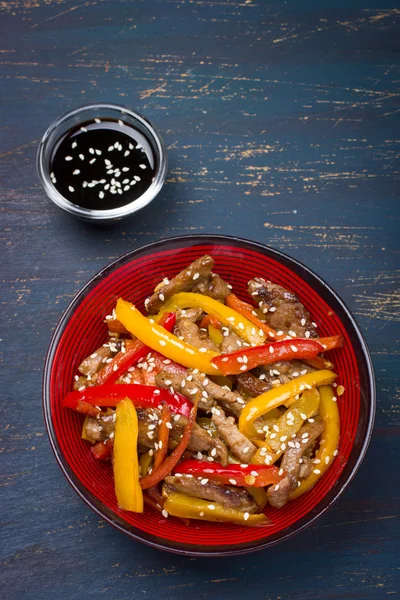 Stir fry ork and vegetables with sesame seeds — Stock Photo, Image