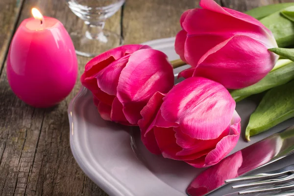 Apparecchiatura della tavola primaverile con tulipano rosa albero e uovo di candela per Pasqua — Foto Stock