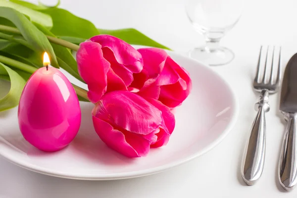 Configuração de mesa de primavera com árvore rosa tulipa e ovo de vela para a Páscoa — Fotografia de Stock