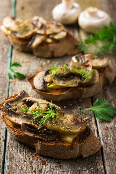 Crostini com cogumelos e queijo — Fotografia de Stock