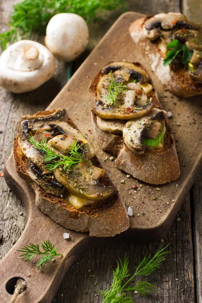 Crostini with mushrooms and cheese — Stock Photo, Image