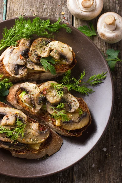 Crostini con champiñones y queso — Foto de Stock