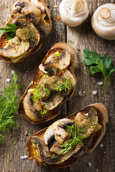 Crostini met champignons en kaas — Stockfoto