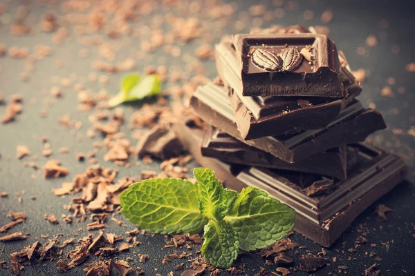 Gorzkiej czekolady z liści mięty — Zdjęcie stockowe