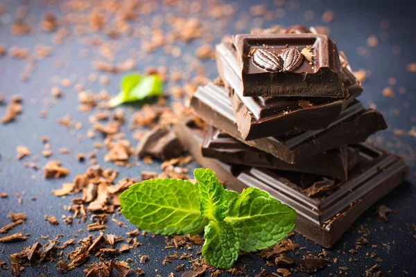 Dunkle Schokolade mit Minzblatt Stockfoto