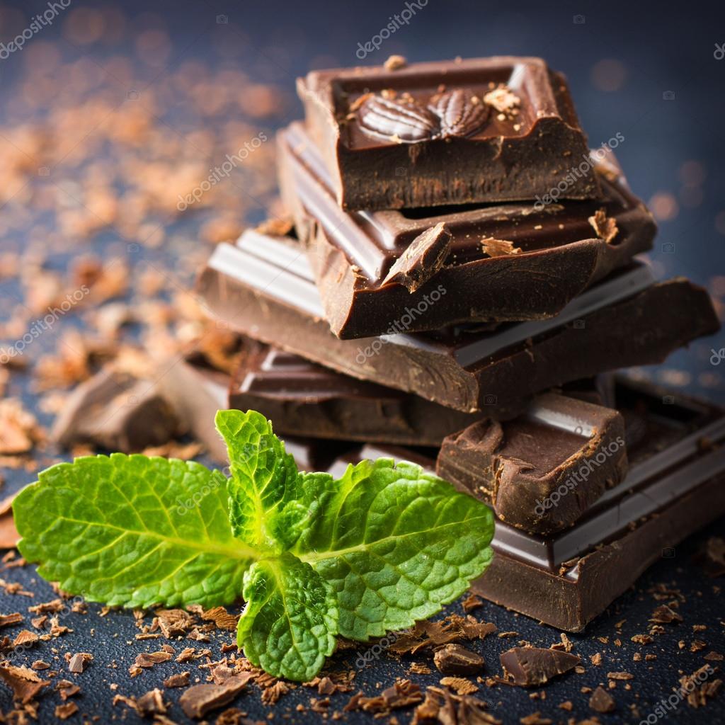 Dark chocolate with mint leaf — Stock Photo © Anna_Shepulova 66628961