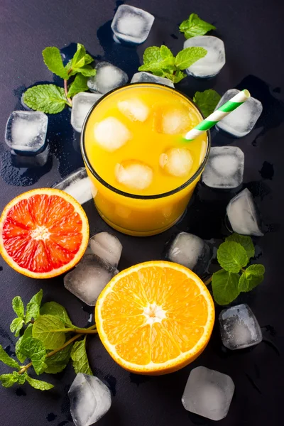 Fresh orange juice on dark background — Stock Photo, Image